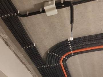 Пример монтажа кабеля на потолке